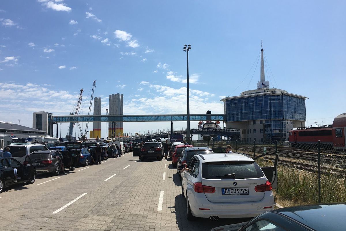 Autos warten am Fährhafen auf das Einschiffen