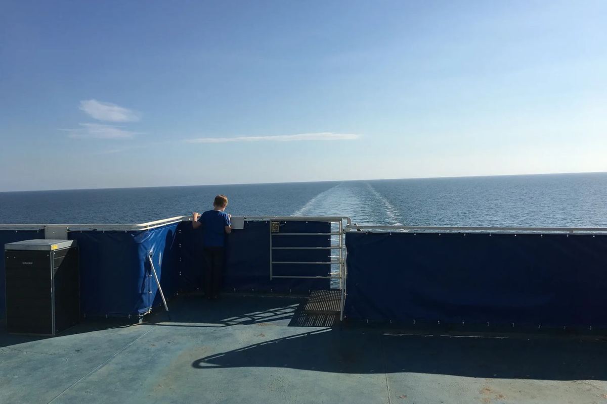 Fahrgäste an der Reling auf dem Außendeck
